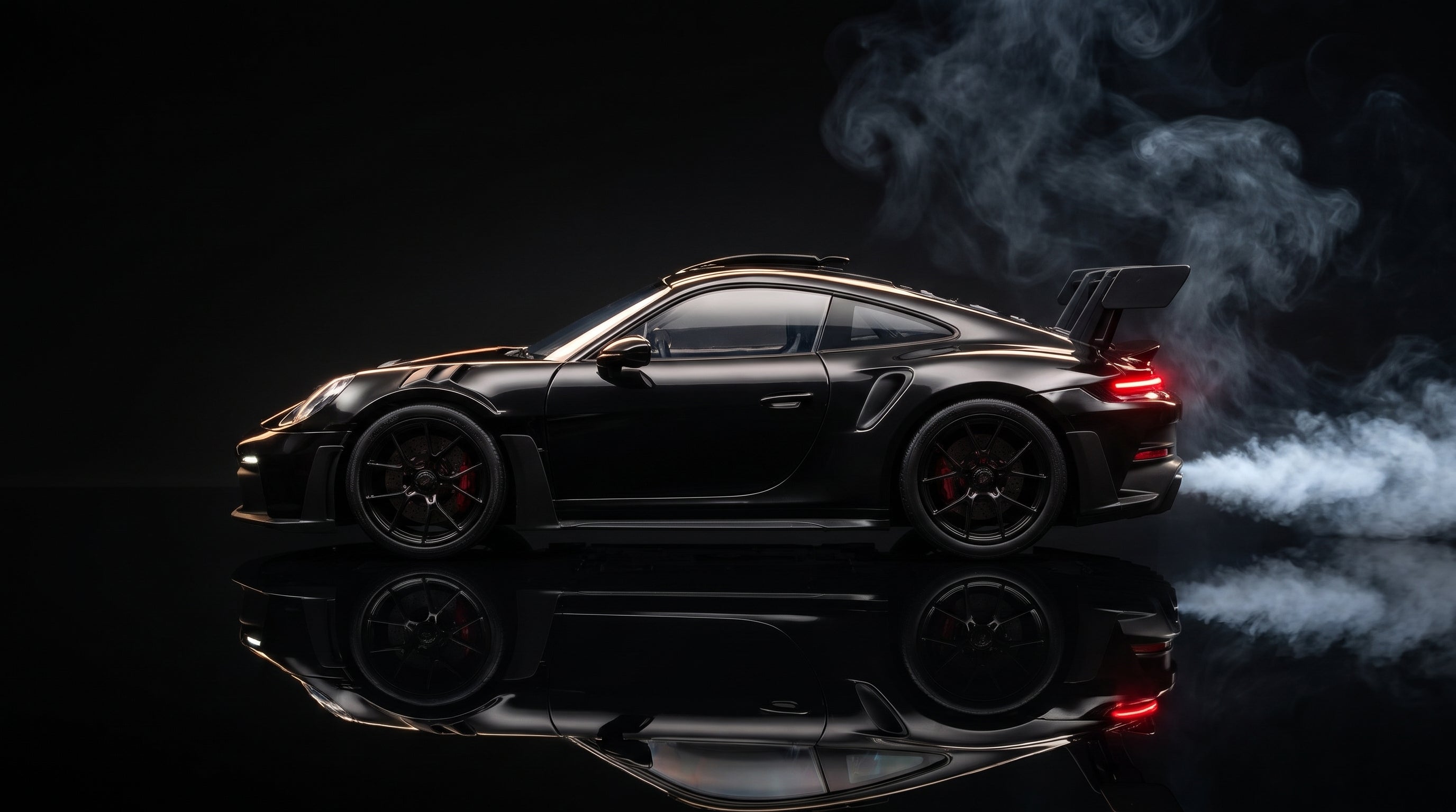 Black GT im Profil mit leuchtenden Rücklichtern